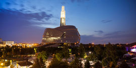 Le Musée canadien pour les droits de la personne au crépuscule.